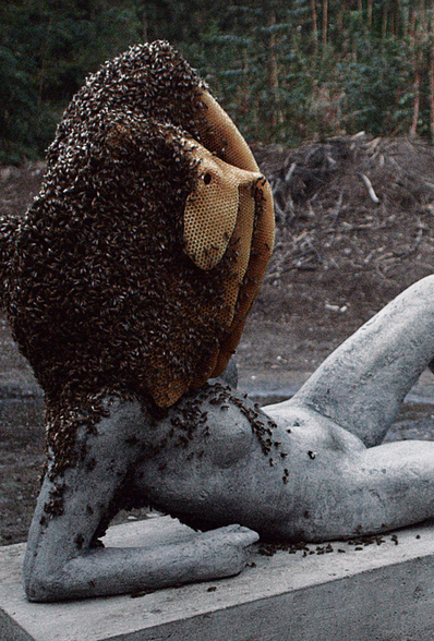 Pierre Huyghe, Untilled (Liegender Frauenakt), 2012, sculpture en béton, ruche, cire, abeilles, 145 x 45 x 75 cm, 